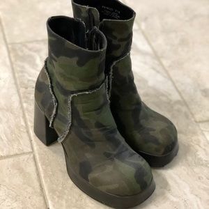 Steve Madden Camouflage boots